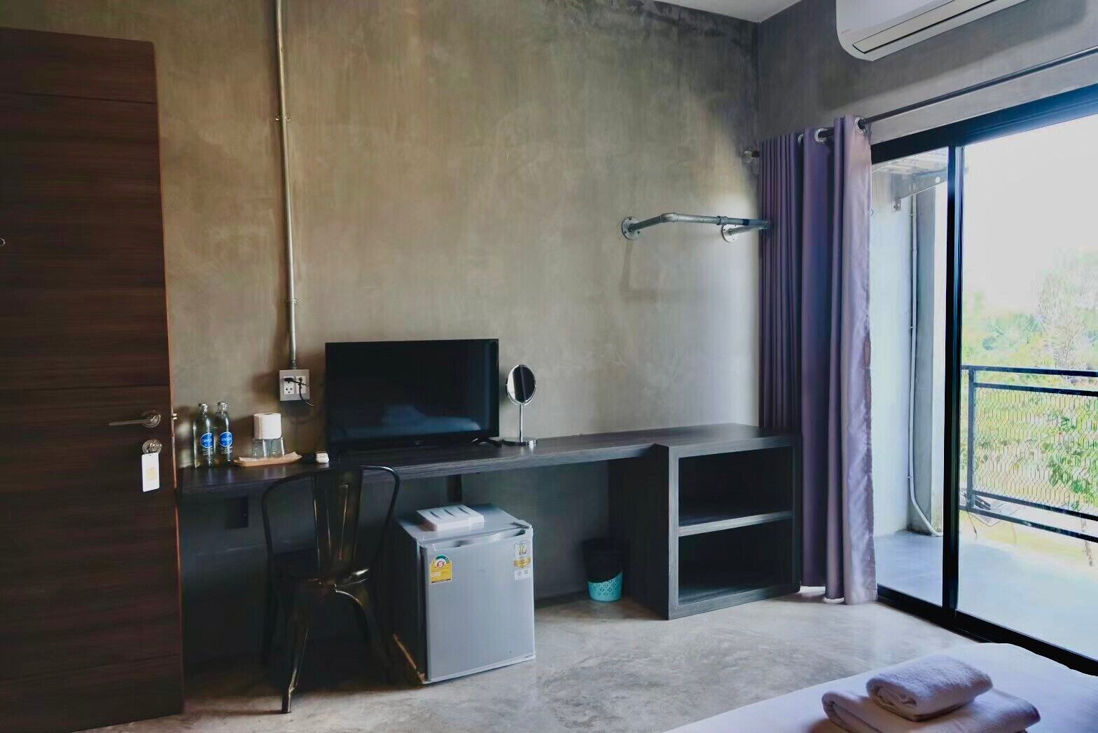 superior loft queen room | free wifi, bed sheets