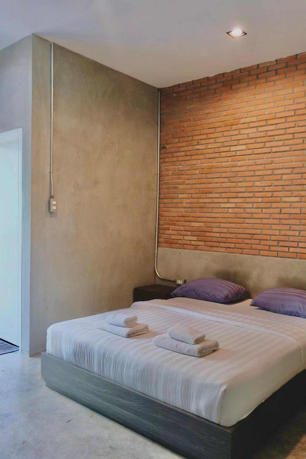 superior loft queen room | free wifi, bed sheets