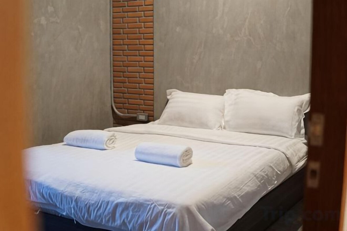 WiFi (free), bed sheets