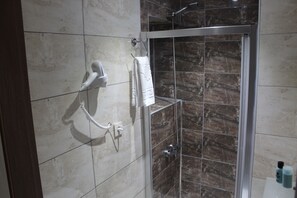 Shower, free toiletries, hair dryer, slippers - Miklagord Hotel (Istanbul)