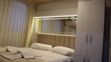 Economy-Doppelzimmer | Hochwertige Bettwaren, Minibar, Zimmersafe, Verdunkelungsvorhänge