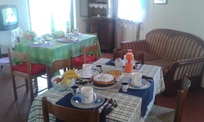 冰箱、微波炉、炉灶、厨具/餐具