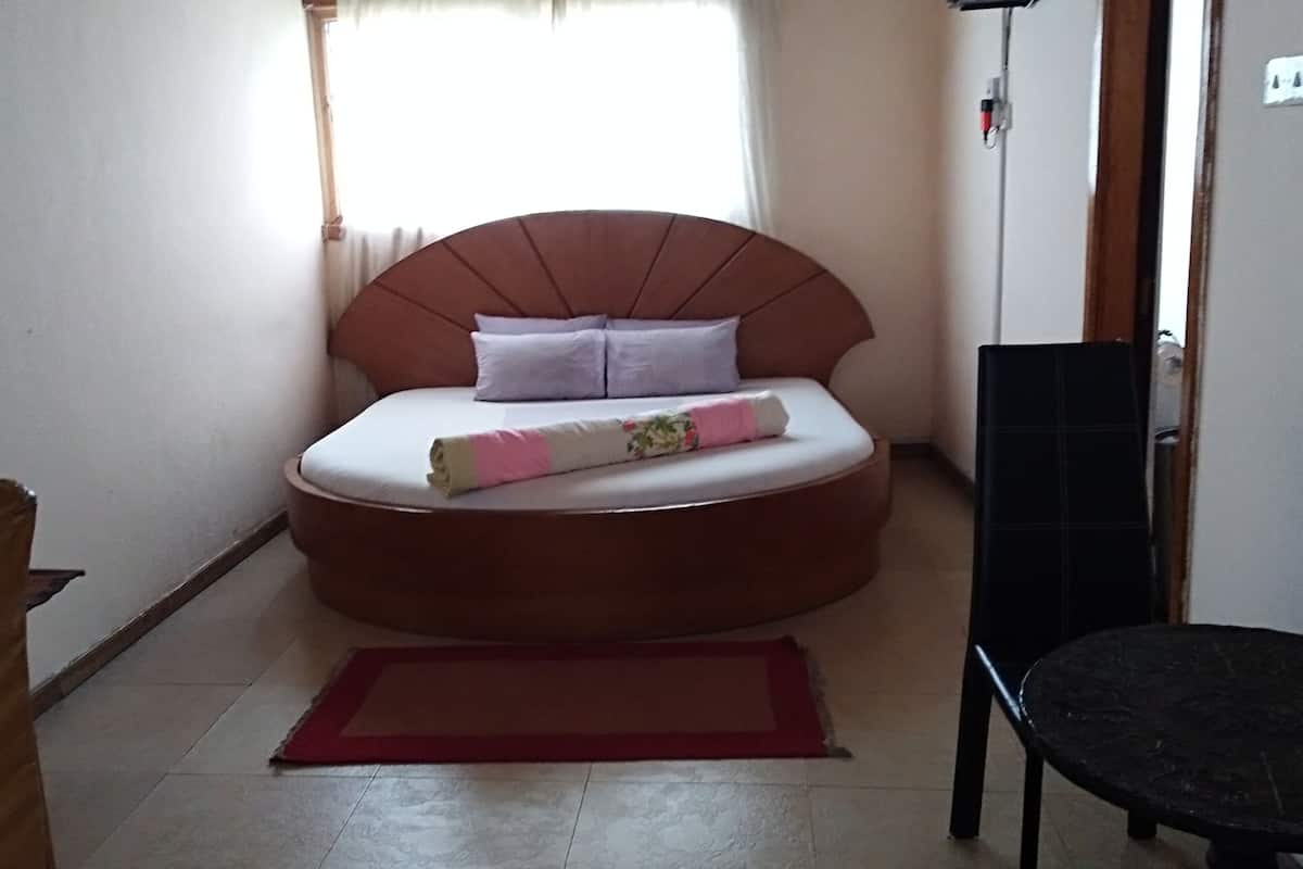 Standard Double Room, 1 Katil Ratu (Queen), Non Smoking | Bar mini, meja, langsir/tirai gelap terus, seterika/papan seterika
