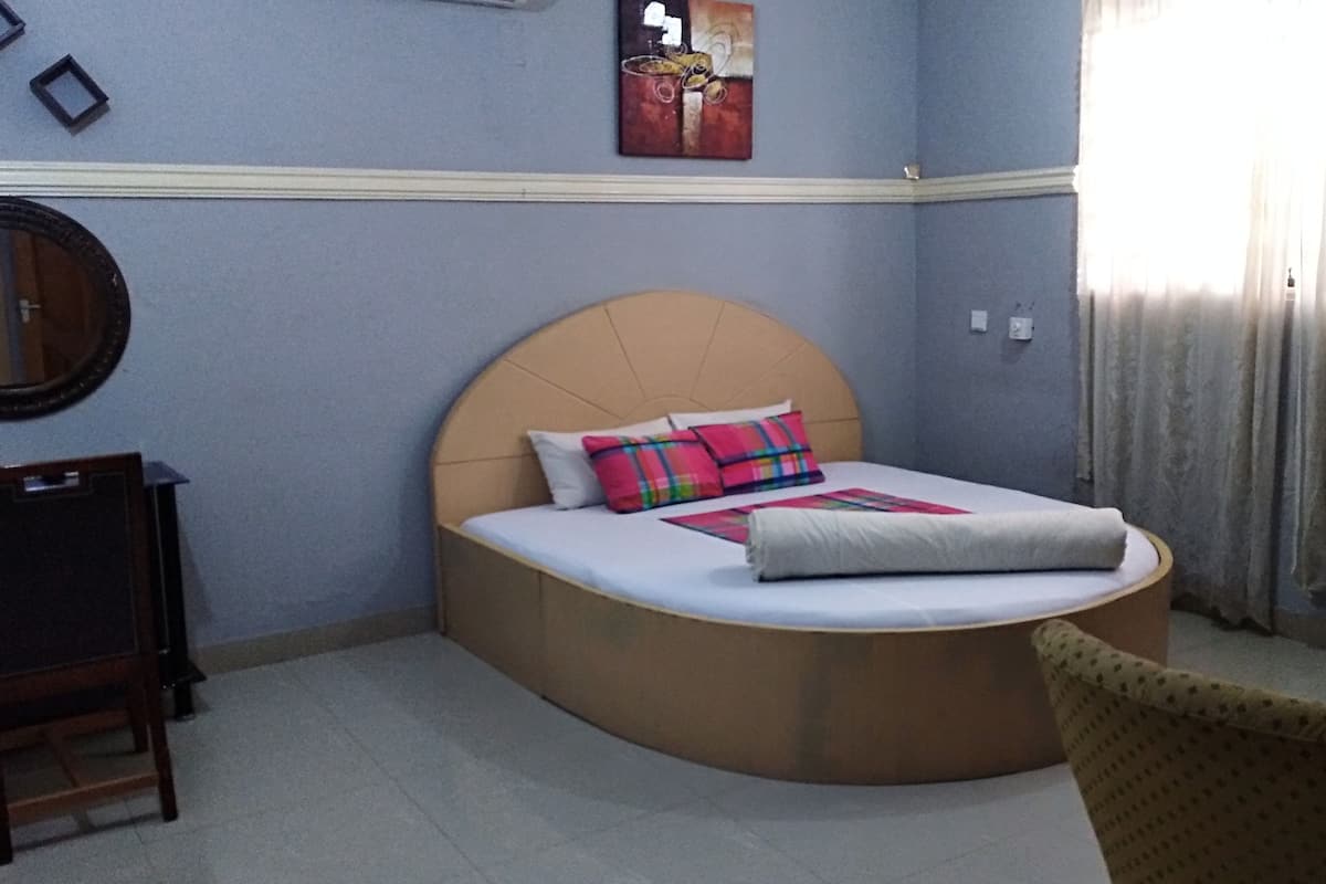 Executive Room, Non Smoking | Bar mini, meja, langsir/tirai gelap terus, seterika/papan seterika