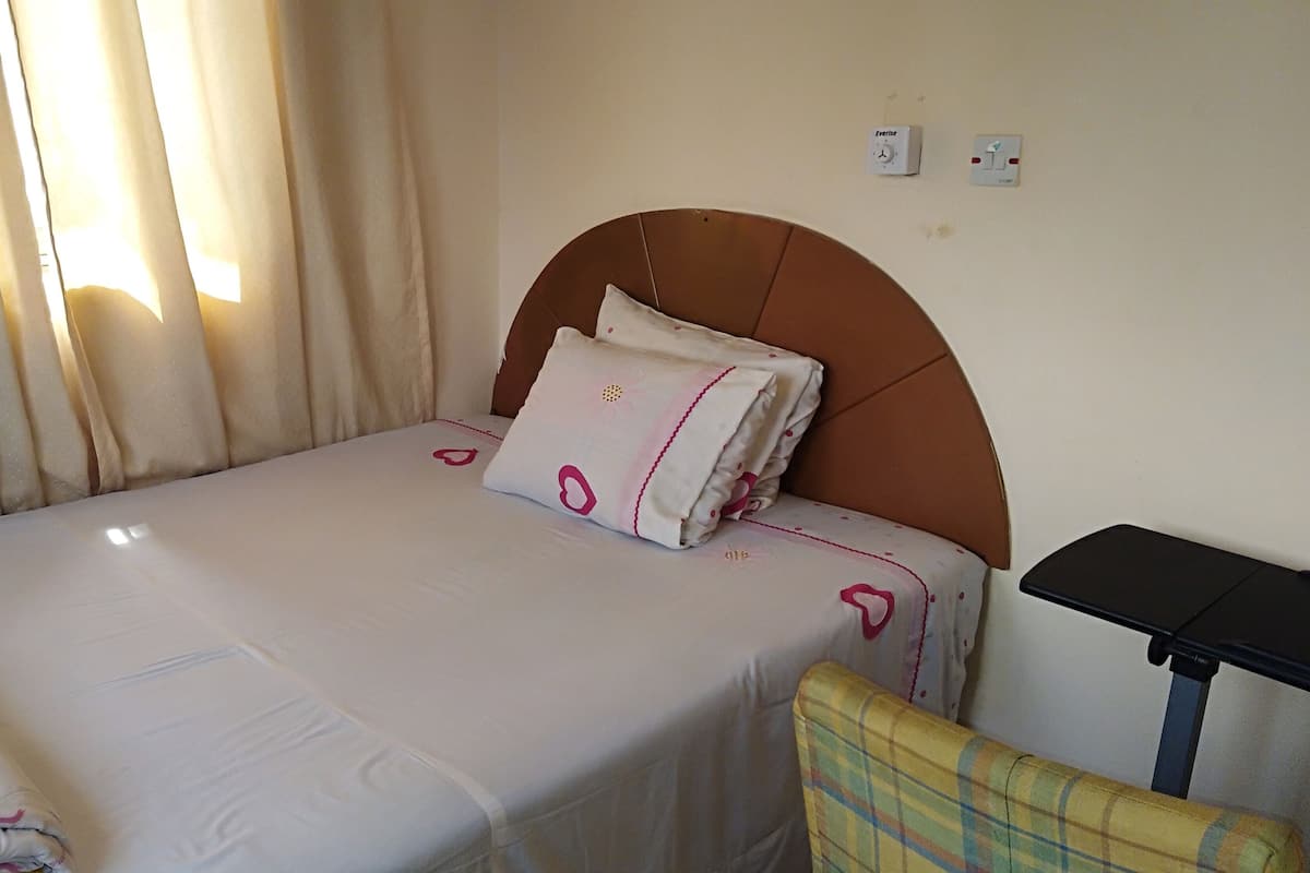 Standard Single Room, 1 Katil Bujang (Single) | Bar mini, meja, langsir/tirai gelap terus, seterika/papan seterika