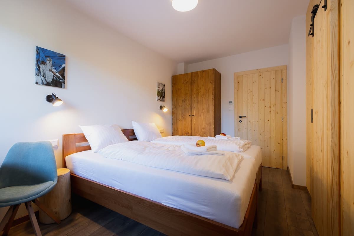 Hypo-allergenic bedding, free cots/infant beds, free WiFi, bed sheets