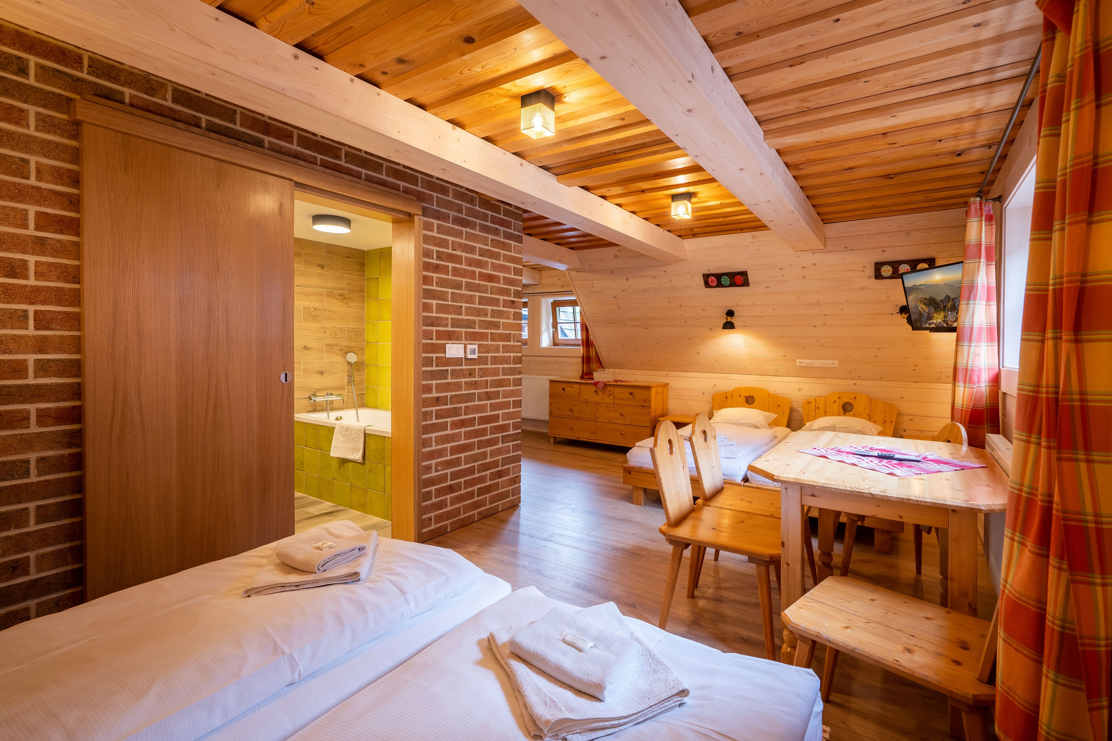 Rom – deluxe (B) | Allergitestet sengetøy, barnesenger (inkludert) og wi-fi (inkludert)