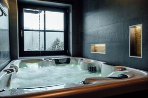 Sauna, hot tub, steam room, body treatments, hydrotherapy