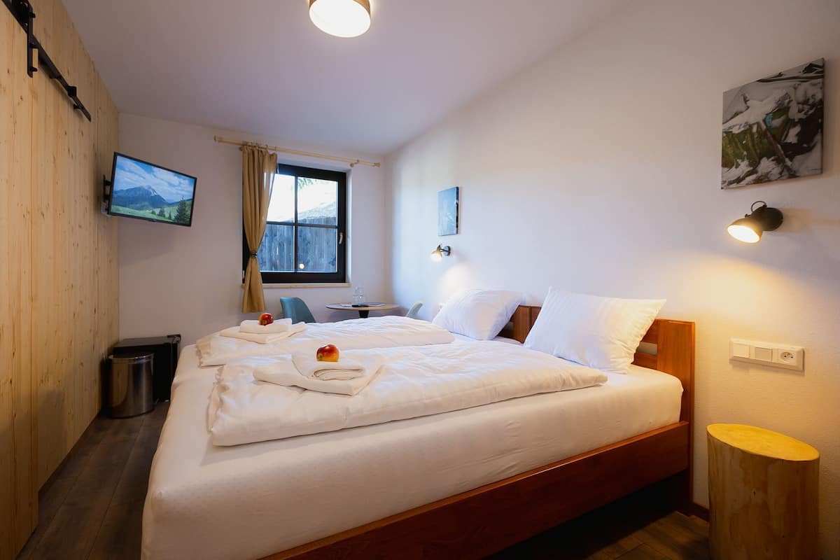 Hypo-allergenic bedding, free cots/infant beds, free WiFi, bed sheets