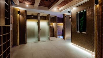 Een sauna, een bubbelbad, een stoombad, lichaamsbehandelingen