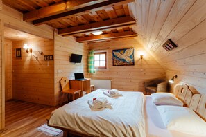 Romantisches Zimmer | Allergikerbettwaren, kostenlose Babybetten, kostenloses WLAN, Bettwäsche