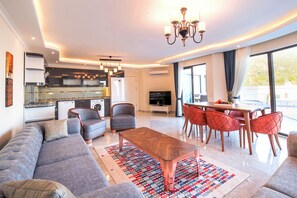 Großer Kühlschrank, Mikrowelle, Ofen, Herdplatte