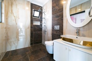 Villa, 3 soverom, sjøutsikt | Bad | Boblebad, hårføner og håndklær