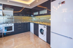 Großer Kühlschrank, Mikrowelle, Ofen, Herdplatte