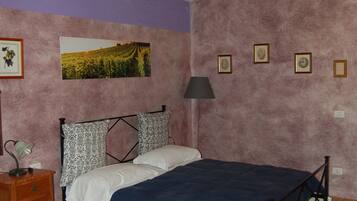 Una scrivania, letti aggiuntivi (a pagamento), lenzuola