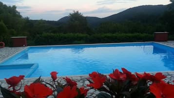 Una piscina al aire libre de temporada