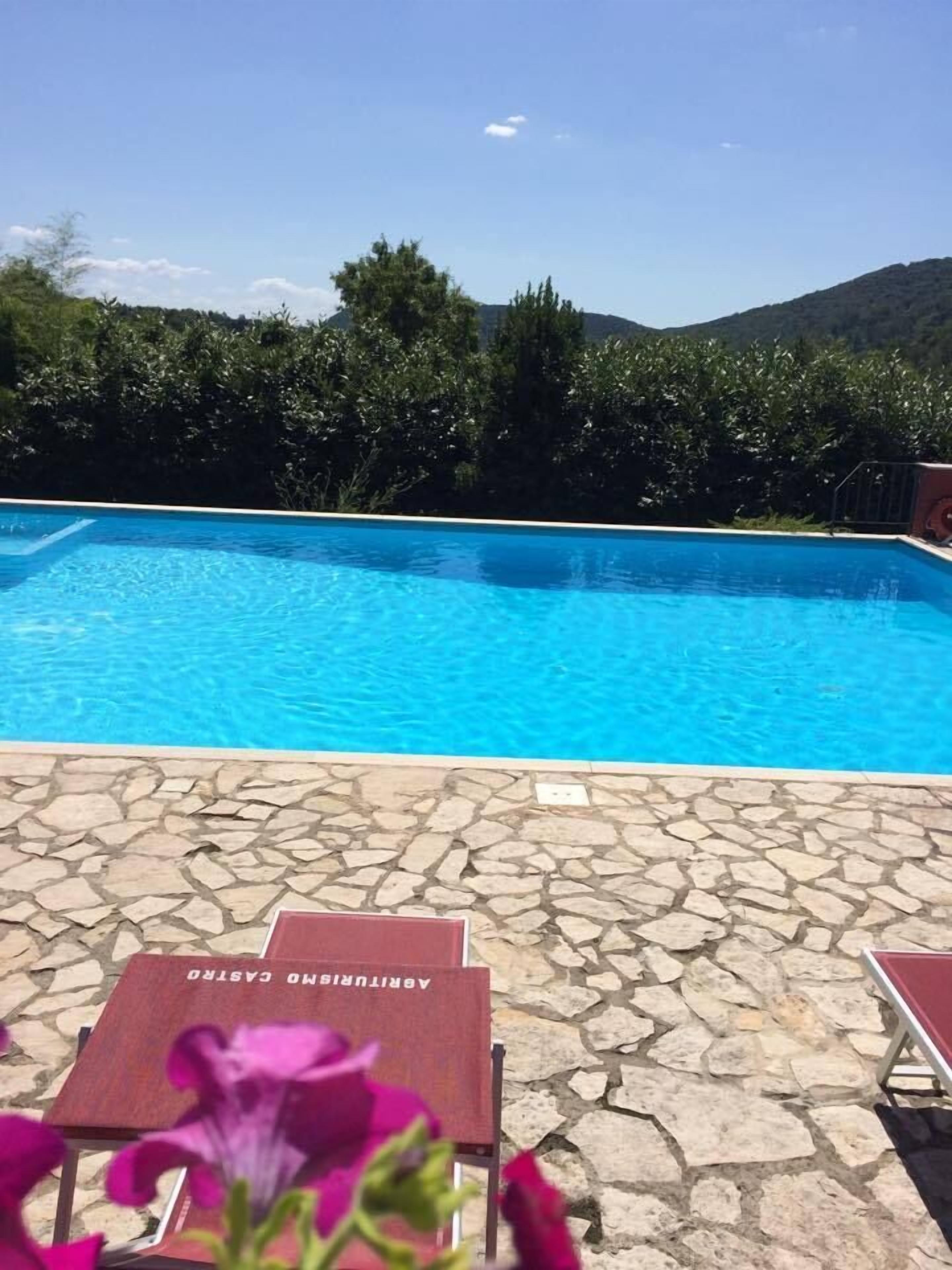 Una piscina al aire libre de temporada