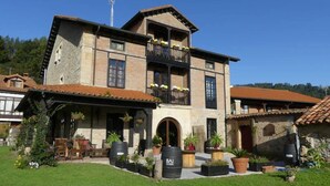 Property entrance - La Casona de Rudaguera (Alfoz de Lloredo)