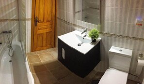 Habitación estándar doble | Baño | Bañera, artículos de higiene personal gratuitos y secador de pelo