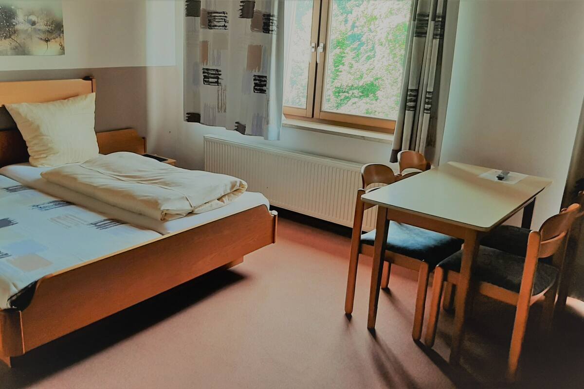 Une chambre à coucher avec un lit, un bureau et une chaise.