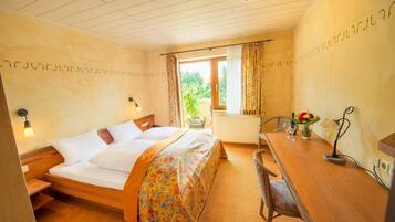 Een minibar, een bureau, een laptopwerkplek, babybedden (toeslag)