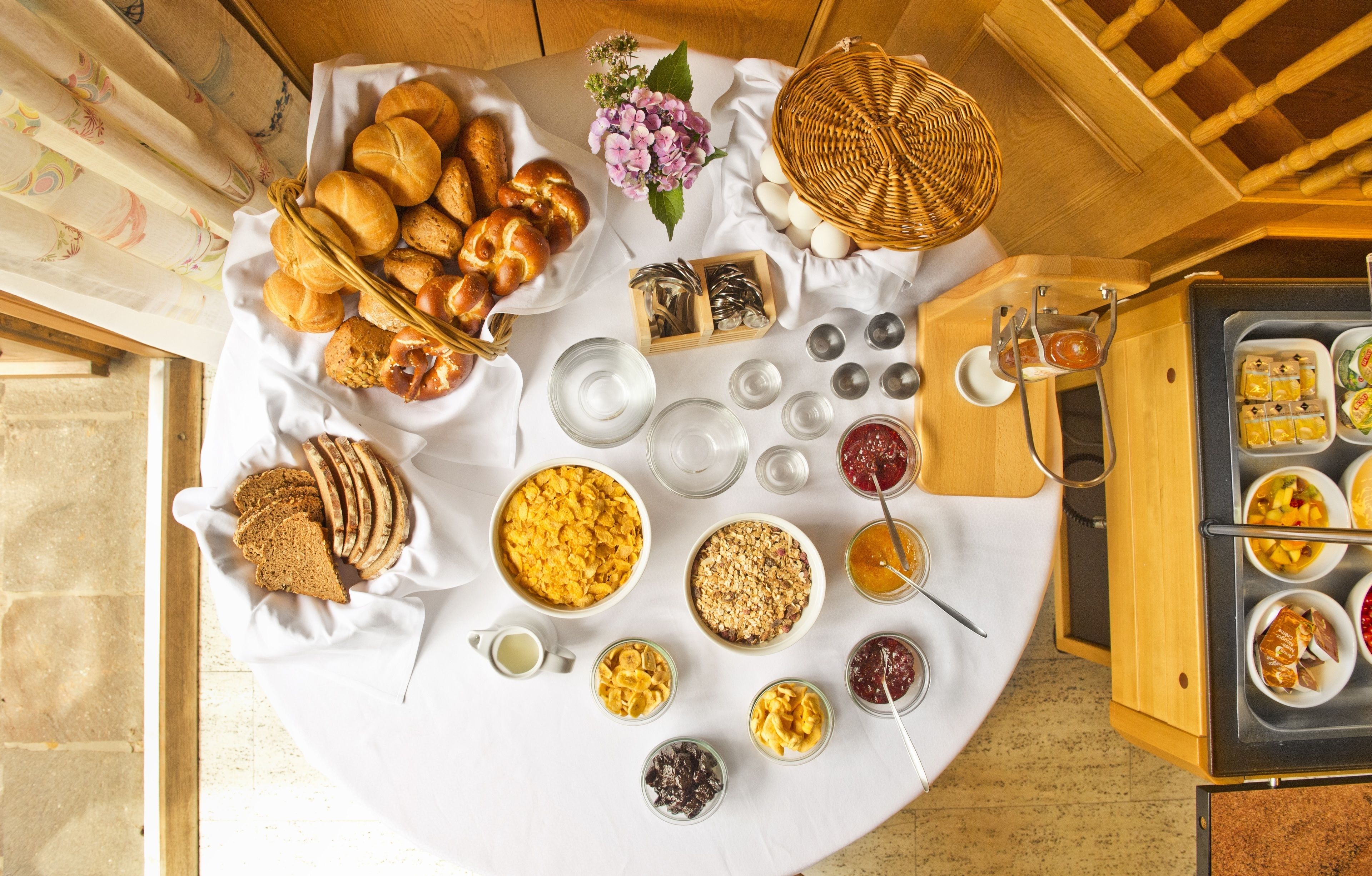 Desayuno buffet (EUR 8 por persona) 