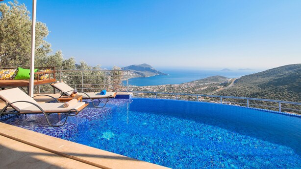An infinity pool with a clear view of the sea and hills. - Villa Gelincik-Hill Villas Kalkan (Kas)