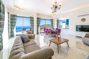 Villa, 4 Schlafzimmer, Meerblick | Wohnbereich | LCD-Fernseher
