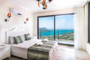 Villa, 4 Schlafzimmer, Meerblick | 4 Schlafzimmer, Schreibtisch, schallisolierte Zimmer