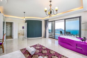 Villa, 4 chambres, vue sur la mer | 4 chambres, bureau, système d’insonorisation, fer et planche à repasser