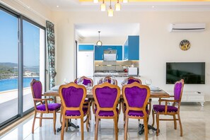 Villa, 4 chambres, vue sur la mer | Aire de séjour | Téléviseur ACL