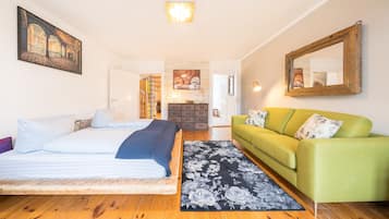Apartment, 2 Schlafzimmer (2. OG rechts) | Individuell dekoriert, individuell eingerichtet, Schreibtisch