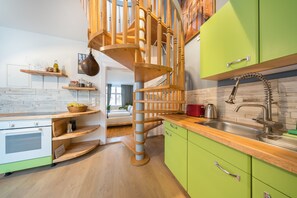 Appartement, 2 slaapkamers (2. OG rechts) | Privékeuken | Een koelkast met diepvriezer, een oven, een kookplaat