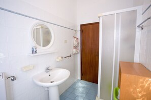 Apartment, 2 Bedrooms | Bathroom | Shower, bidet, towels - Appartamento La Posta Pomonte (Marciana)