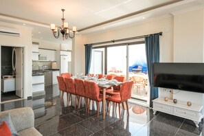 Villa | In-room dining