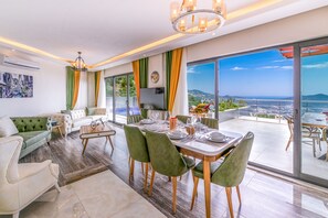 Villa | Essbereich im Zimmer