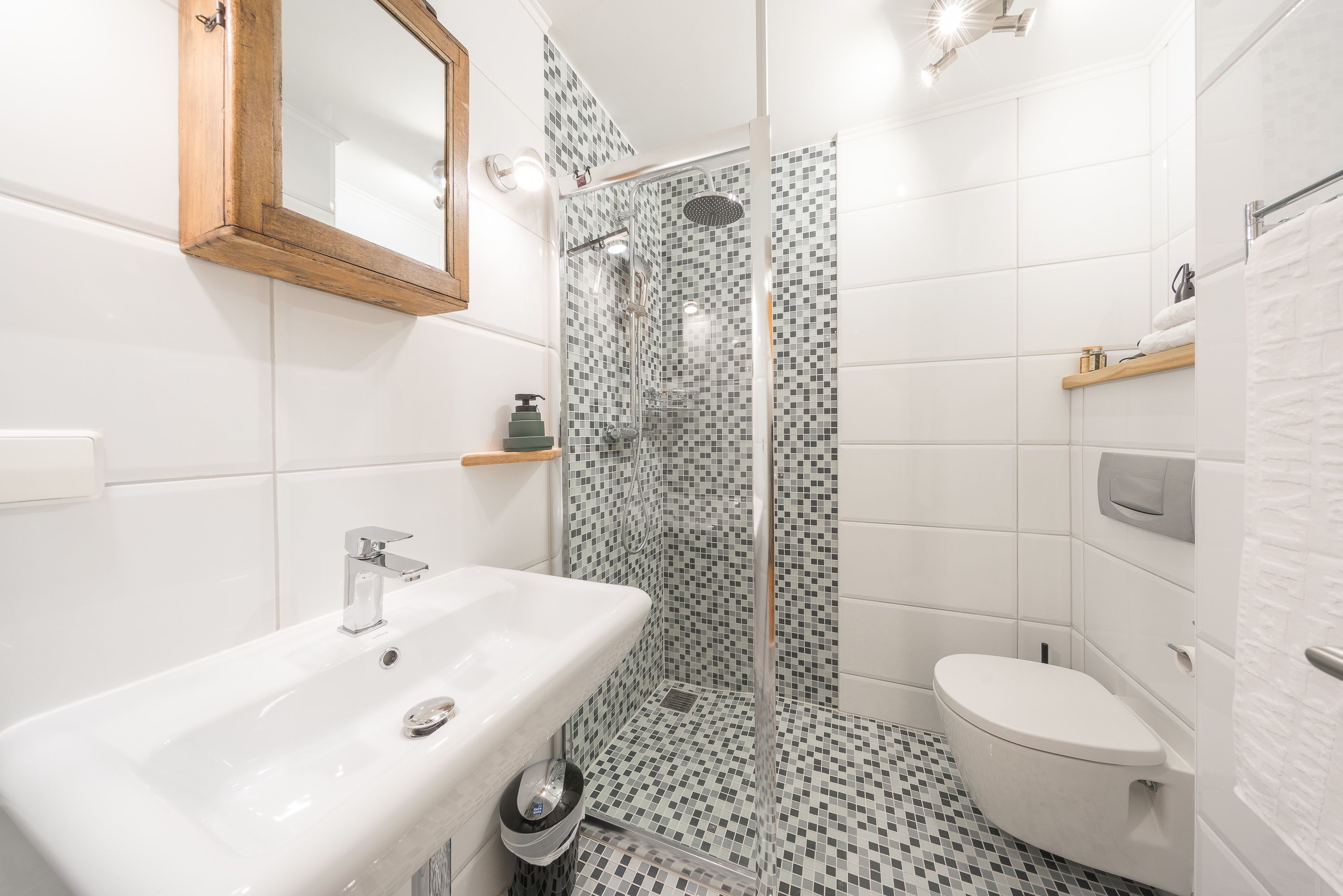 Appartement Design, 3 chambres | Salle de bain | Douche, articles de toilette (gratuits), séchoir à cheveux, peignoirs