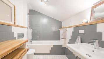 Design Apartment, 3 Bedrooms | Bathroom | Shower, free toiletries, hair dryer, bathrobes