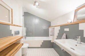 時尚公寓, 3 間臥室 | 浴室 | 淋浴設備、免費梳洗用品、風筒、浴袍