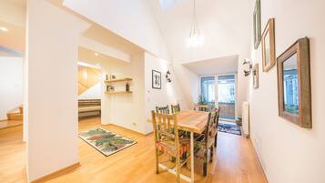 Apartment, 4 Bedrooms | 3 bedrooms, individually decorated, individually furnished, desk