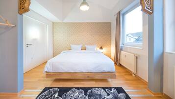 Apartment, 4 Bedrooms | 3 bedrooms, individually decorated, individually furnished, desk