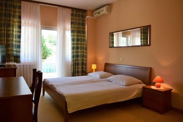 Coffres-forts dans les chambres, bureau, fer et planche à repasser