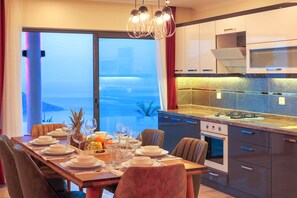 Villa | Eigene Kochnische | Kühlschrank, Mikrowelle, Ofen, Herdplatte