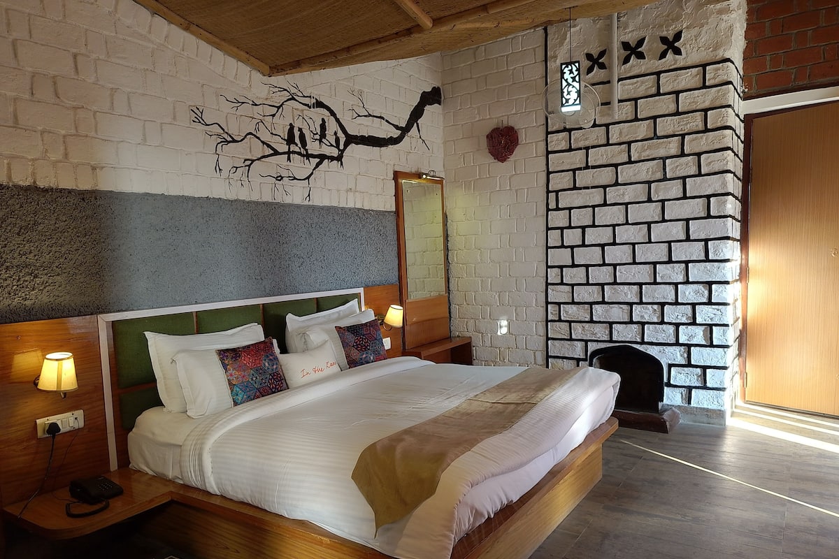 Deluxe Double Room, 1 Bedroom, Mountain View, Mountainside | Minibar, in-room safe, free WiFi, bed sheets