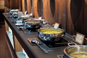 Desayuno a la carta diario (INR 360 por persona)