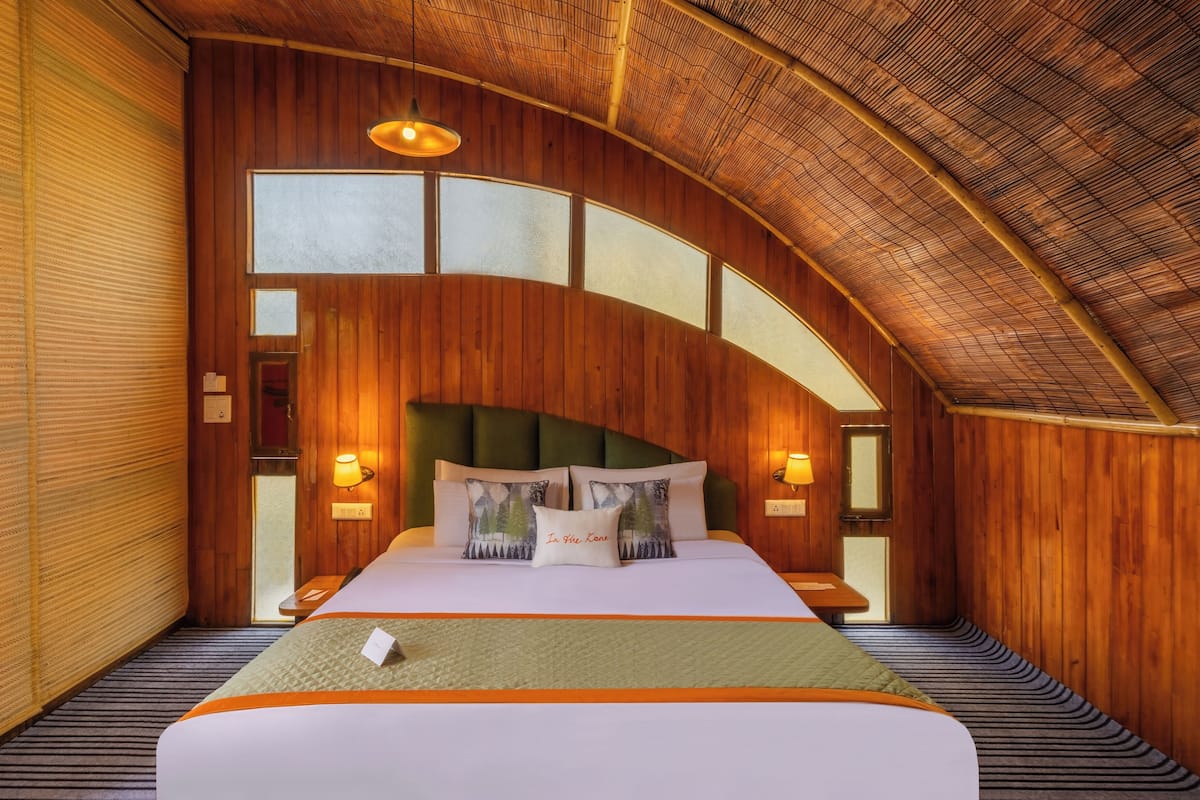 Classic Cottage, 1 Queen Bed, Mountain View | Minibar, in-room safe, free WiFi, bed sheets