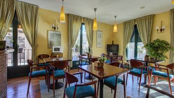 Tägliches inbegriffenes kontinentales Frühstück