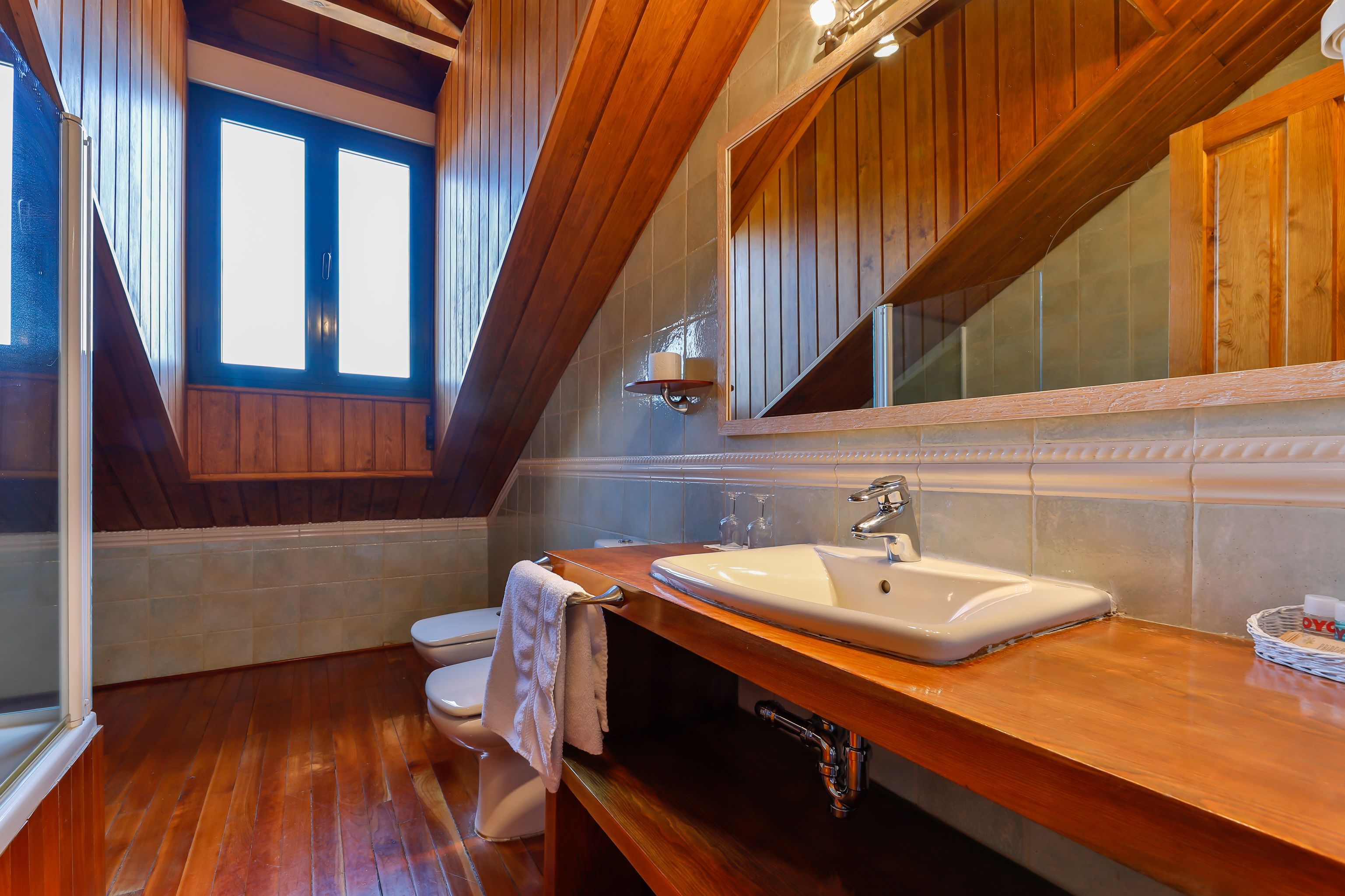 Chambre Double Supérieure | Salle de bain | Douche, articles de toilette gratuits, sèche-cheveux