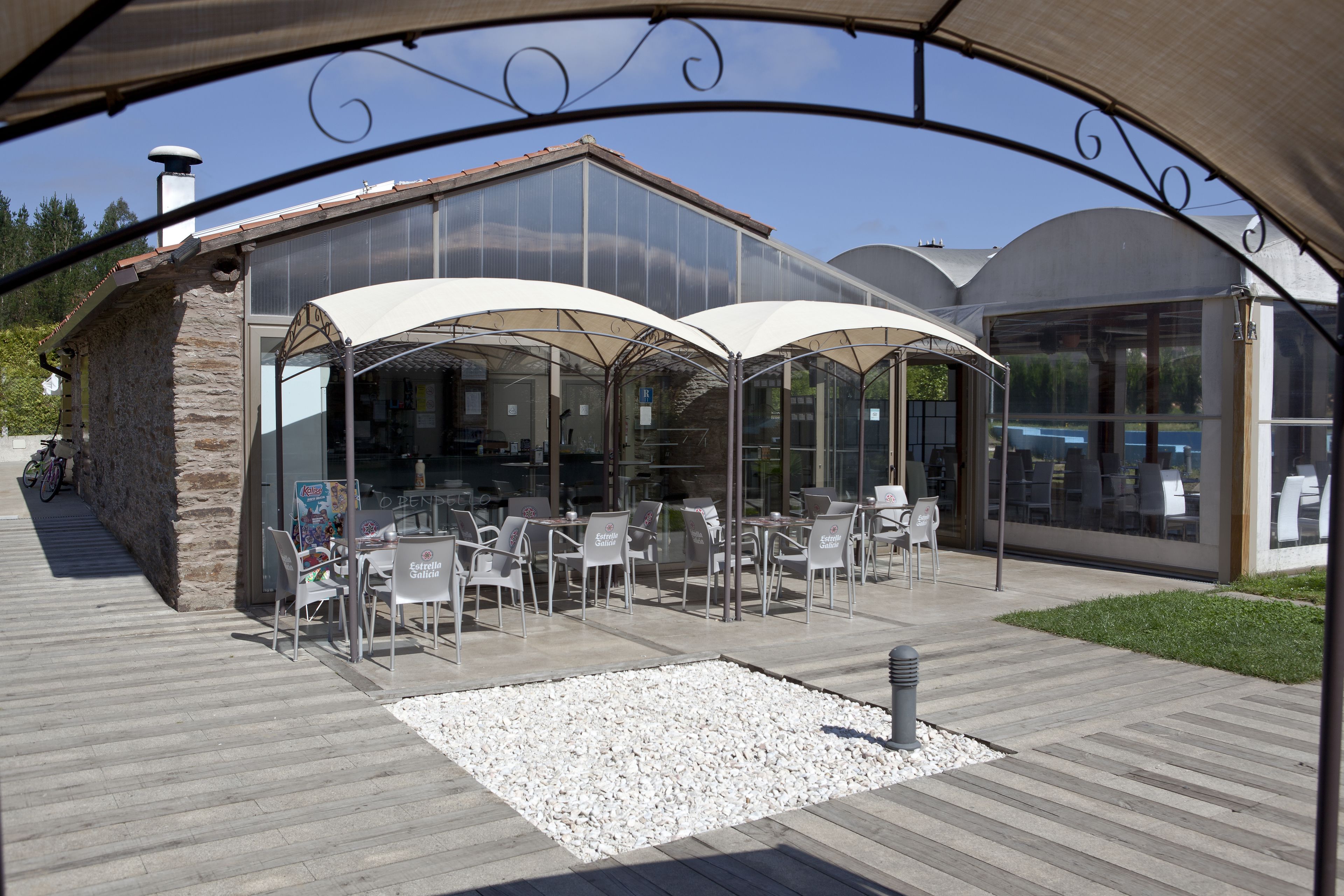 Serveert ontbijt, lunch en diner