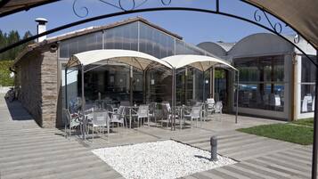 Serveert ontbijt, lunch en diner